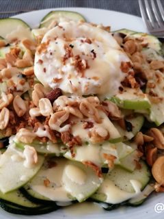 Una foto de Ensalada de calabacín y manzana con burrata