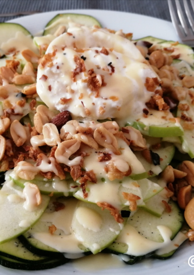 Una foto de Ensalada de calabacín y manzana con burrata