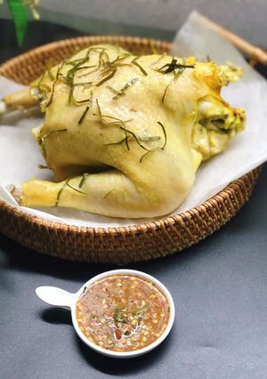 Hình của món Gà hấp muối.