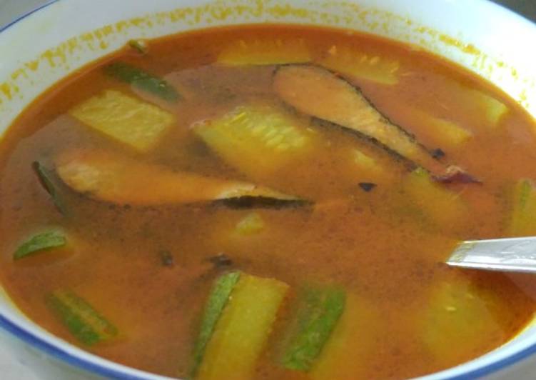 Lempah kuning ikan vegetarian (masakan khas Bangka)