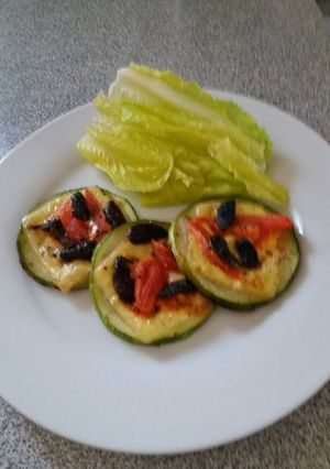 Una foto de Aperitivo pizzeta de zapallo italiano