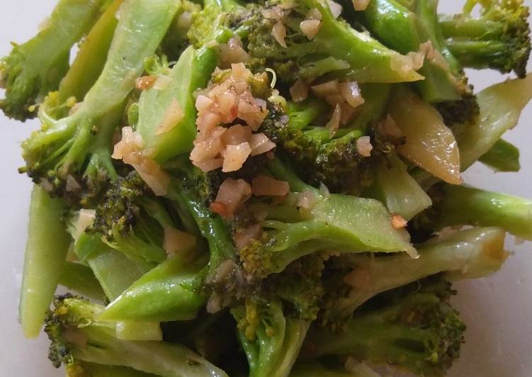 Cara Membuat Cah brokoli bawang putih Lezat