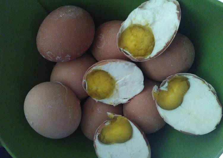 makanan Telur Asin Telur Ayam yang Menggugah Selera