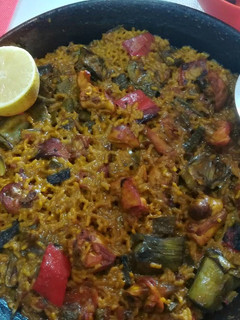 Una foto de Arroz con conejo y verduras