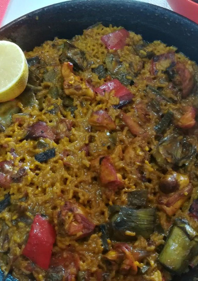 Una foto de Arroz con conejo y verduras