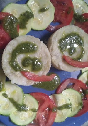 Una foto de Circulos de pescado y puré,zuchinis y tomate con aceite de albahaca