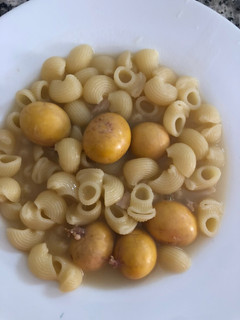 Una foto de Pasta de caracoles con caldo de cocido
