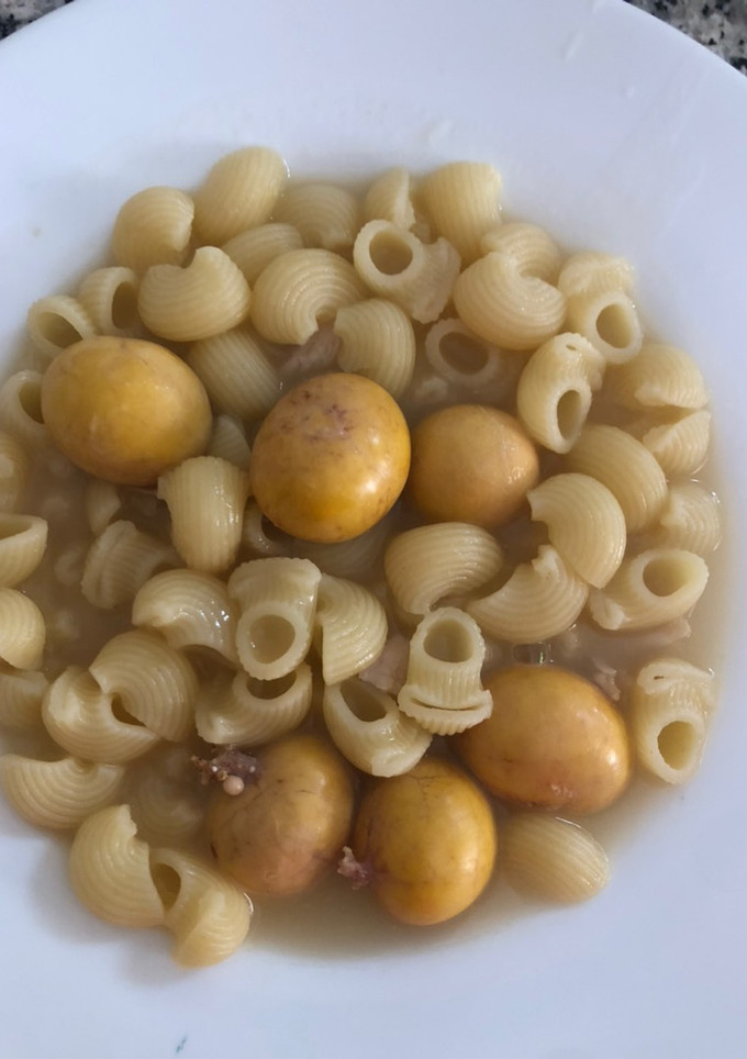 Una foto de Pasta de caracoles con caldo de cocido