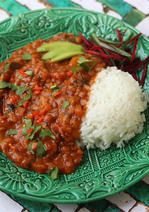 A picture of Vegan chilli con cane with rice.