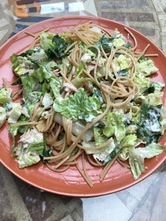 Una foto de Espaguetis con ensalada o