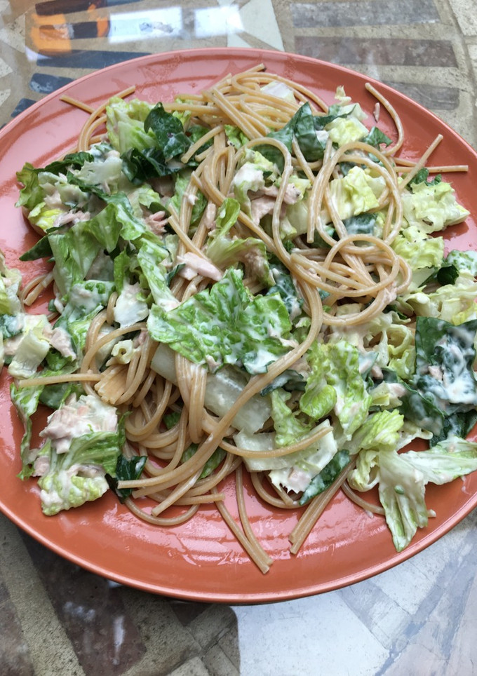 Una foto de Espaguetis con ensalada o