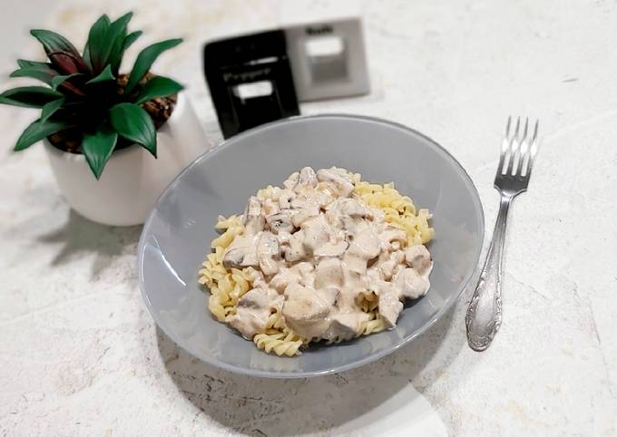 Макароны с грибным сливочным соусом из шампиньонов