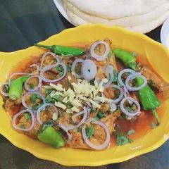 A picture of Onion fried chicken karhai.