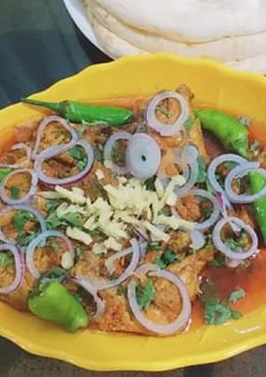 A picture of Onion fried chicken karhai.