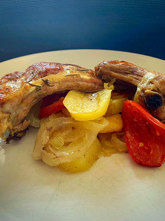 Una foto de Costillar al horno con guarnición