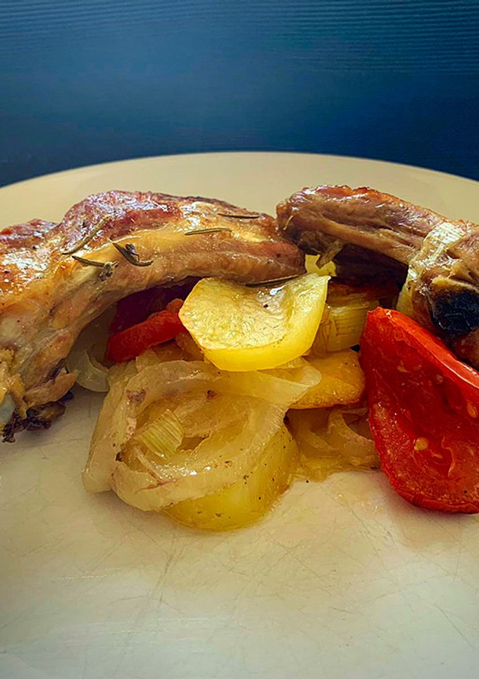 Una foto de Costillar al horno con guarnición