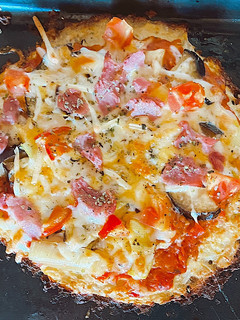Una foto de Pizza healthy con masa de coliflor y lacón