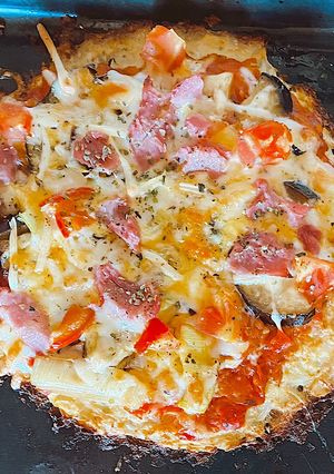 Una foto de Pizza healthy con masa de coliflor y lacón