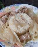 Conejo encebollado con arroz blanco al ajillo