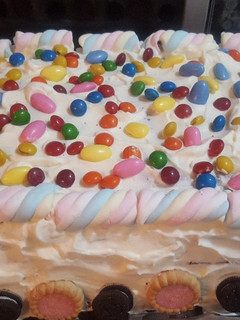 Una foto de Torta de cumpleaños con golosinas