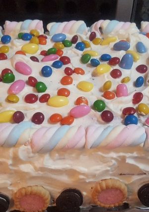 Una foto de Torta de cumpleaños con golosinas