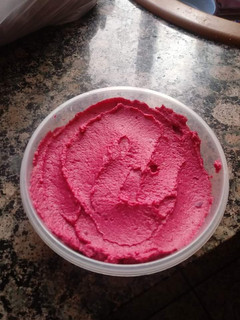 Una foto de Hummus con remolacha