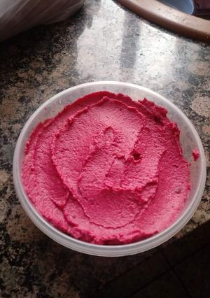Una foto de Hummus con remolacha