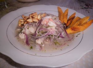 Una foto de Ceviche de pescado y Camarón