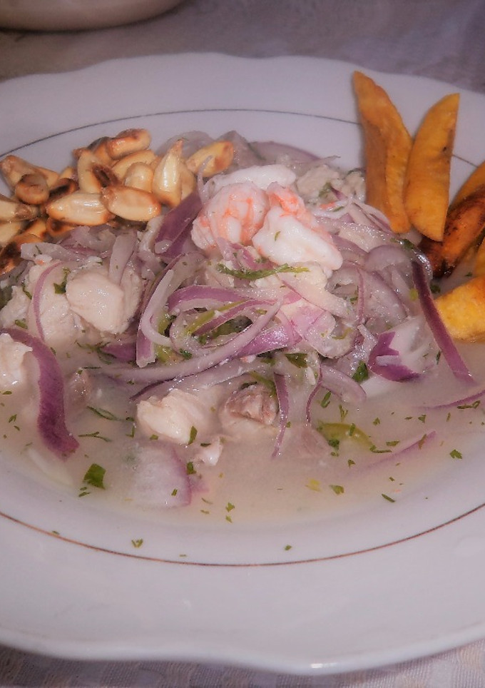 Una foto de Ceviche de pescado y Camarón