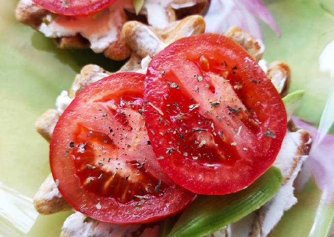 Ржаные вафли с фетой и овощами