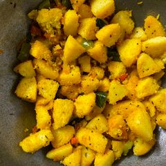 A picture of Fried idli.
