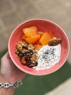 Una foto de Bowl de fruta, granola y yogur