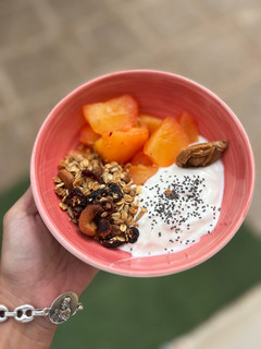 Una foto de Bowl de fruta, granola y yogur