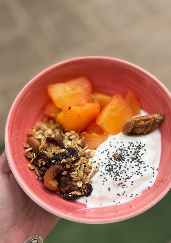 Una foto de Bowl de fruta, granola y yogur
