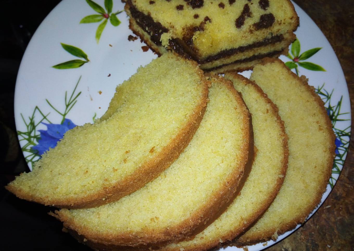 Vanilla cake with chocolate sauce*