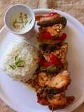 Brochette de pollo con arroz y salsa de yogur