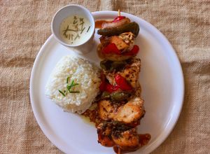 Una foto de Brochette de pollo con arroz y salsa de yogur