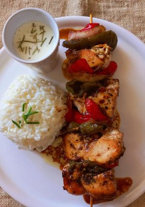 Una foto de Brochette de pollo con arroz y salsa de yogur