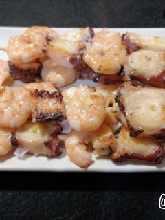 Una foto de Brocheta de pulpo y langostinos