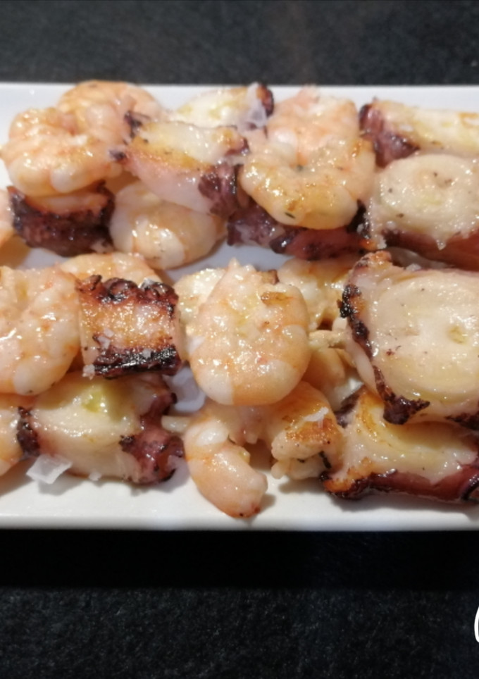 Una foto de Brocheta de pulpo y langostinos