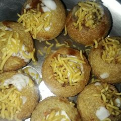 A picture of Sev puri.