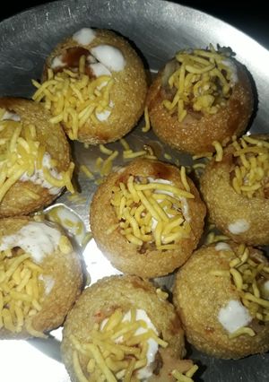 A picture of Sev puri.