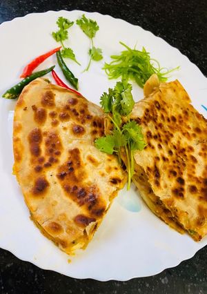 A picture of Veg quesadilla paratha.