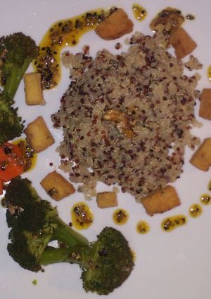 Una foto de Bio Ensalada templada de quinoa