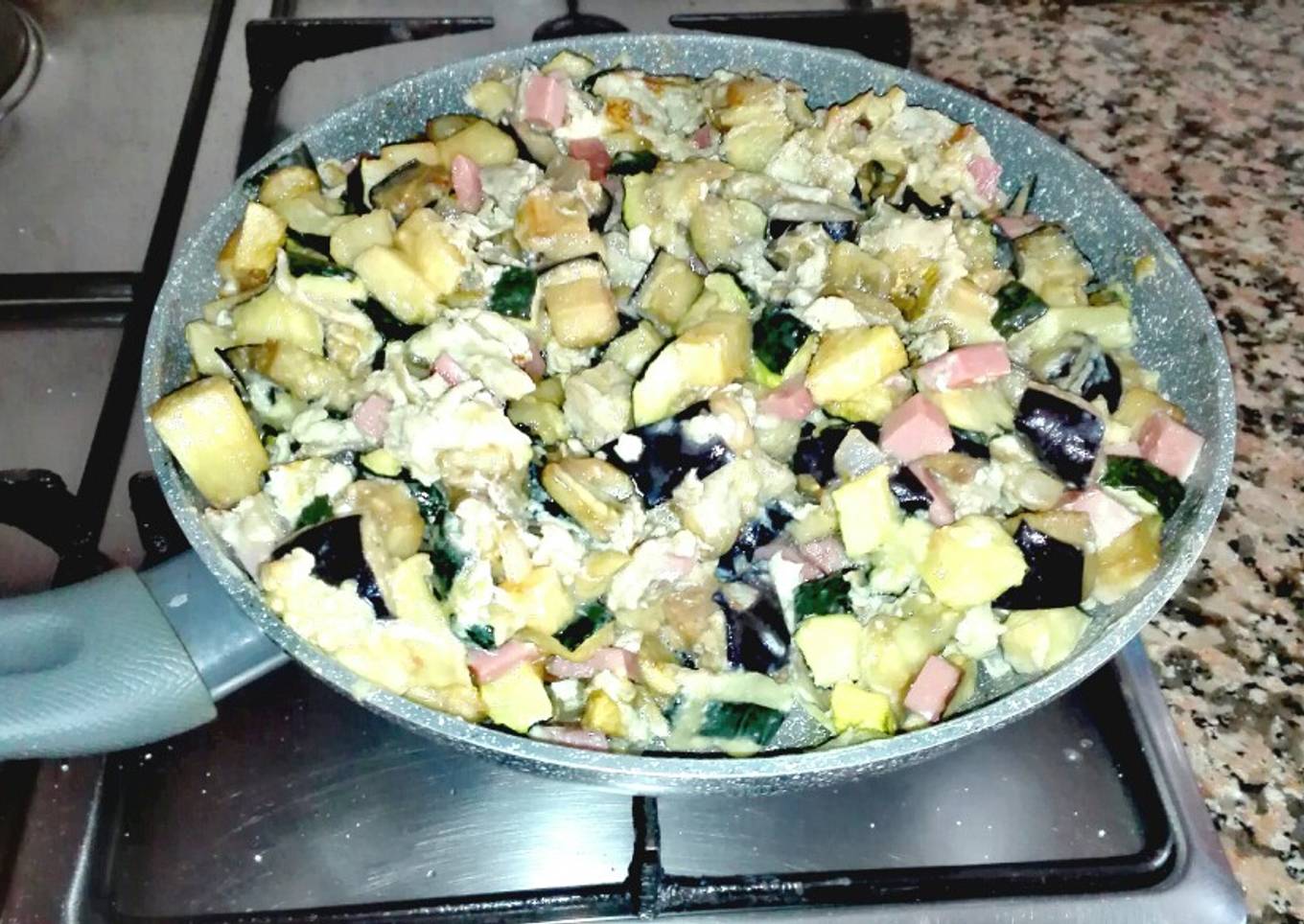 Revuelto de berenjenas, calabacín, patatas y cebolla