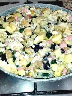 Una foto de Revuelto de berenjenas, calabacín, patatas y cebolla