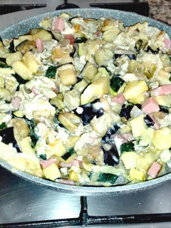 Una foto de Revuelto de berenjenas, calabacín, patatas y cebolla