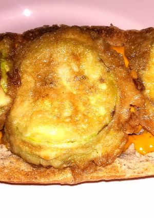 Una foto de Tostada con calabacín