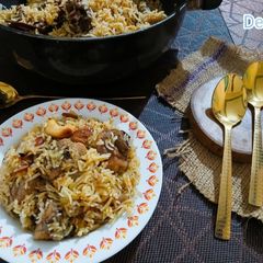 A picture of Yakhni Murg Pulao.
