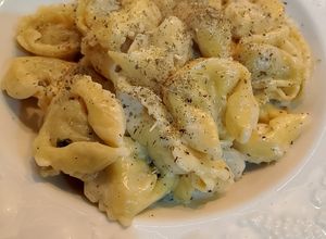 Foto di Tortelloni ripieni con crema di stracchino, parmigiano e salvia